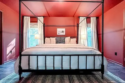 Image de Historic Station House Rustic Charm with Modern Comfort