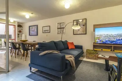 Image de Spacious apartment, centrally located. 4bd 3ba 150mbps