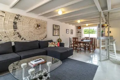 Image de Big spacious apartment w\/ terrace. 3br 2ba 150 mbs
