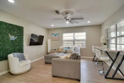 Image de 4 Mi to Dtwn: Pet-Friendly Tampa Retreat