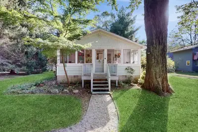 Image de Cozy Modern Cottage, Near beach & Town, Lovely Large Back Yard, Wifi, & W\/D