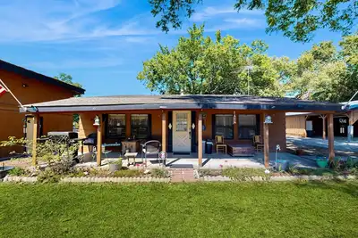 Image de Charming retreat house with cozy living spaces, jetted tub, and Pet-friendly