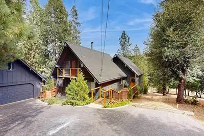 Image de Elegant Mountain Getaway with Stunning Deck Views and a Relaxing Hot Tub