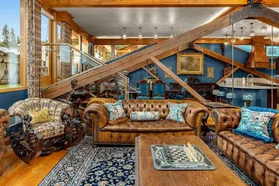 Image de Two-bedroom Penthouse with rooftop Bbq, dining & hot tub.