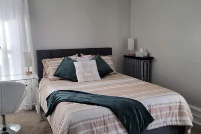 Image de 2 large private rooms available in a large home.