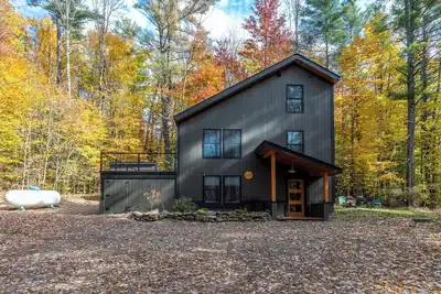 Image de New Listing! ! Newly Renovated Vermont Chic home in Stowe Hollow 2 Mins to Town