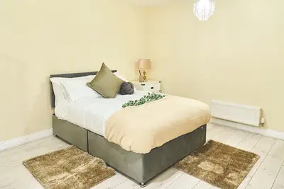 Image de A super spacious 5 bedrooms and family oriented home to stay in Nuneaton.
