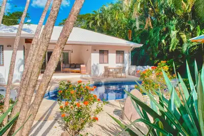 Image de \"Casa Bonita\" Spacious 5br with Pool! 5 min Walk to Beach!