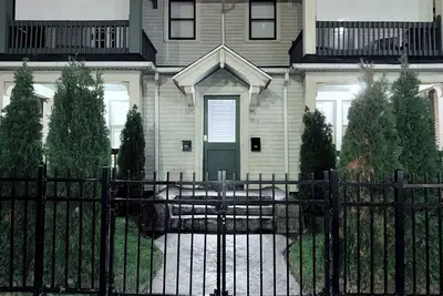 Image de 3br Apartment in South Wedge Minutes from Downtown & Local Hotspots!