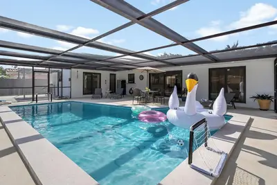 Image de Luxe Home: Private Pool, Bbq & Games - 10Min Airport