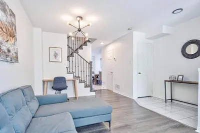 Image de Modern Townhouse on Yonge St 3 Bedrooms Prime Location Stylish Interior