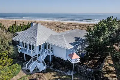Image de Oceanfront - Great views, Hot Tub, Sleeps 9