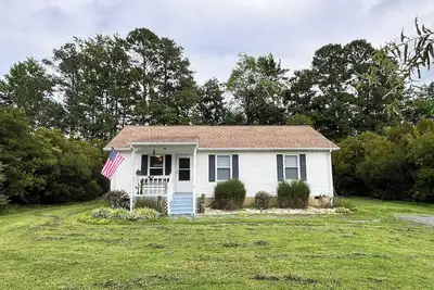 Image de Small Town Getaway - close to in-town Mathews with a casual rural life