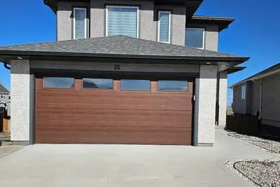 Image de Luxury Home! A family-friendly home with 4 bedrooms and 3 bathrooms.