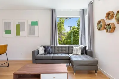 Image de Walk to CapHill Modern Brand New 2b2b Sleep 6