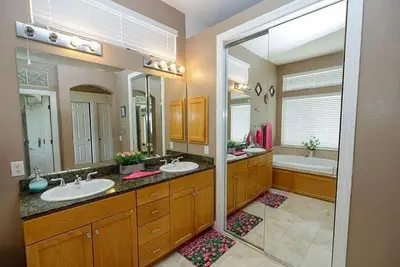 Image de Spacious 5-bedroom house in delightful Elk Grove with Ac, WiFi, fitness equipment