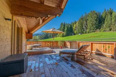 Image de Appartement avec terrasse en bois et sauna