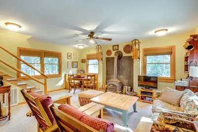 Image de 1 Mi to Lake Tahoe: Rustic Cabin w/ Boat Dock