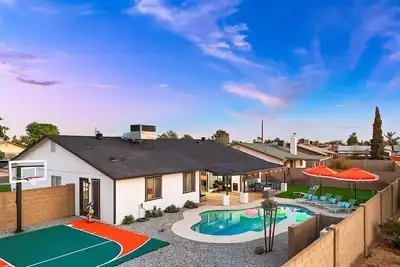 Image de Heated Pool~Basketball Court~Putt Putt~Bocce Ball!