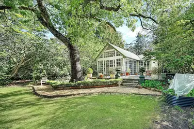 Image de Picturesque mountain home - 6. 5 acres of gardens to explore!