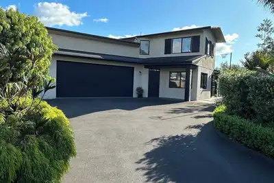Image de Coastal family home, 5 minutes walk to beach, hot tub, fully accessible