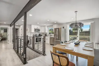 Image de Colorful Getaway | Hot Tub + Enchanting Yard