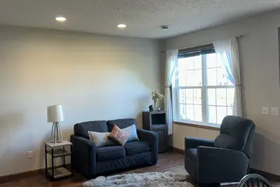 Image de Unwind in style at our Cozy-lakefront townhome retreat. Conveniently located.