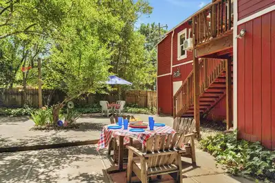 Image de Cozy Riverfront Cabin - Beach Access & Wood Stove