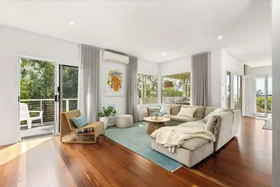 Luxury 4 Bdr beach home with sea views - sleeps 12