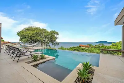 Image de Luxury Escape: Ocean & Mountain Views