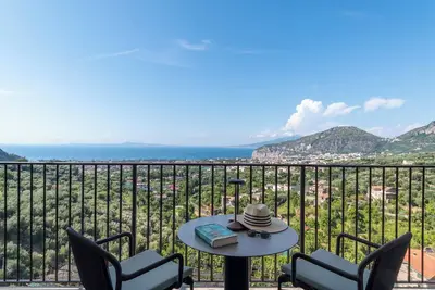 Image de Luxury suite with balcony overlooking the gulf of sorrento