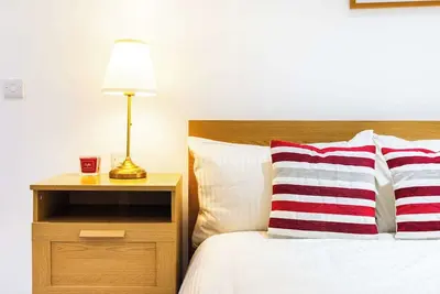 Image de Welcome to Plotseeker’s 3 Bed 3 Bathroom Flat in Kensington B