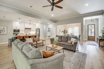 Image de < 1 Mi to Lake Catherine: Home in Gated Community!
