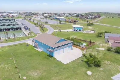 Image de 834 Laguna B - Luxurious, spacious home away from home w/Pool! Boat slip.