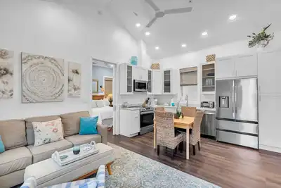 Image de ~Sunny Daze Cottage~ A private, newly constructed home in best location.