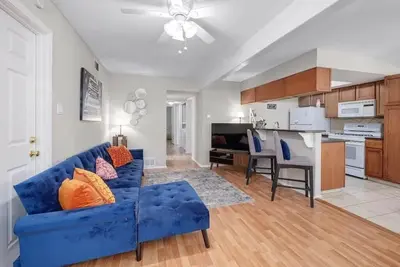 Image de New King Bed Smart TVs House 15 mins from westlake