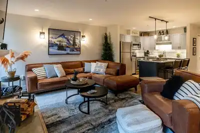 Image de Stunning  Whistler Upper Village 3br: Sleeps 5, Patio+ Bbq, Free Parking & Near Lakes!