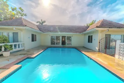 Image de Spacious 3 King Bed, 3 Bath Home w/Pool & free parking!