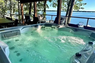 Image de Lakefront 5br /3ba. Dock, Kayaks, Hot Tub & Games!