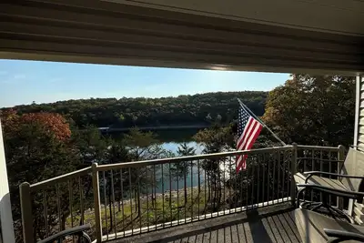 Image de Mike and Lee's relaxing 2-bedroom lakefront condo at Ozark Mountain Resort.