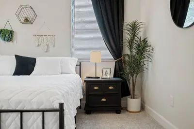 Image de Modern 4-Bedroom Pool House w/ King Beds– 5 Minutes from Downtown!