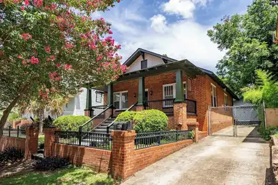 Image de Cozy Historic Home just 2 miles from Usc, downtown and 6 miles from Ft. Jackson