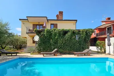 Image de Villa confortable à 400 mètres de la plage avec piscine privée, barbecue, lit bébé