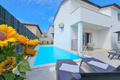 Image de Villa exquise avec piscine privée, Bbq, baby-foot et salles de bains en suite