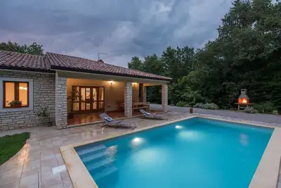 Image de Magnifique maison de campagne avec piscine privée, Bbq, WiFi dans un endroit calme sans voisins