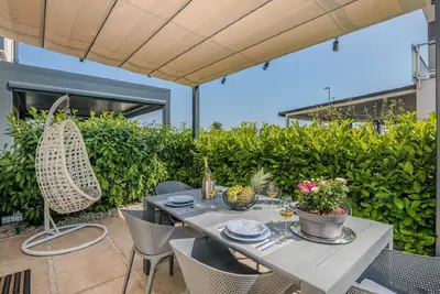 Image de Maison de vacances exquise avec terrasse de toit penthouse, jacuzzi, vue sur la mer