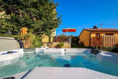 Image de Maison de vacances moderne avec jacuzzi, jardin, chaises longues, barbecue