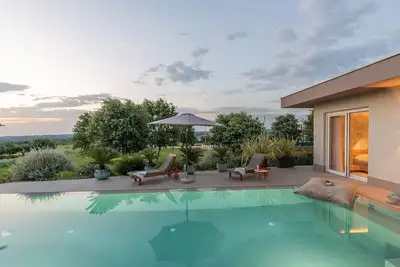 Image de Villa unique avec vue panoramique sur la mer, piscine avec nage à contre-courant et eau salée