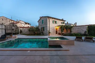 Image de Villa à couper le souffle avec piscine privée, jacuzzi, fléchettes, billards, tennis de table, gymnase