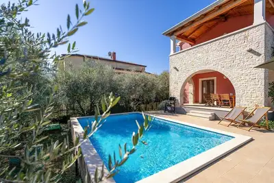 Image de Fascinante villa avec vue panoramique sur la mer, piscine privée, lit bébé, hydromassage entourée de lauriers-roses et d'oliviers